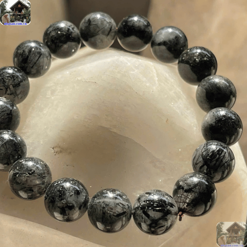 Thạch anh tóc đen còn được mệnh danh là "lá bùa hộ mệnh" cực kỳ mạnh mẽ Thạch anh tóc đen còn được mệnh danh là "lá bùa hộ mệnh" cực kỳ mạnh mẽ