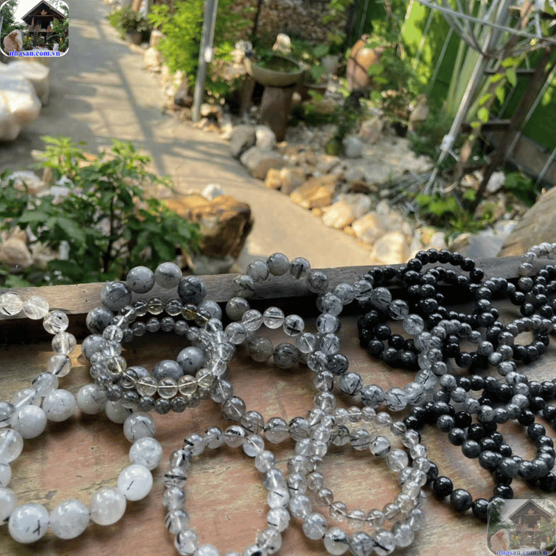 Cách chọn thạch anh tóc đen đẹp chính là dựa vào độ trong và mật độ tóc của đá Cách chọn thạch anh tóc đen đẹp chính là dựa vào độ trong và mật độ tóc của đá