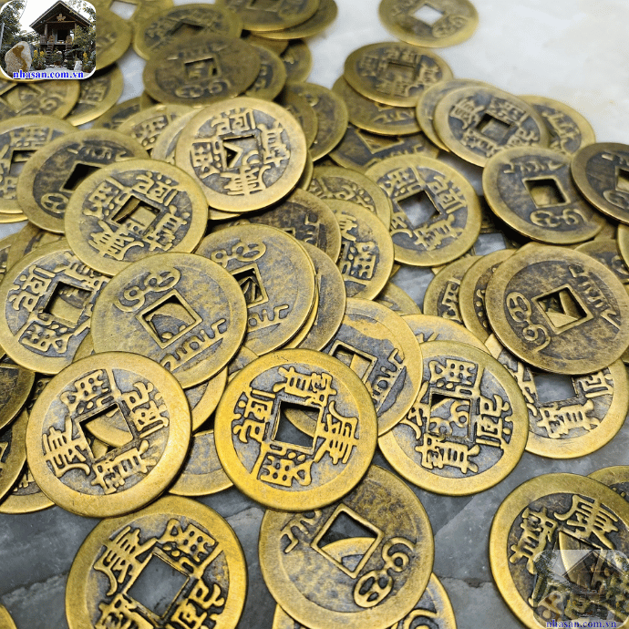 Nên làm sạch tiền xu bằng nước muối hoặc rượu gừng để tẩy uế Nên làm sạch tiền xu bằng nước muối hoặc rượu gừng để tẩy uế