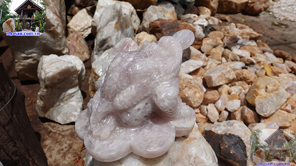 Cóc ngậm tiền chế tác bằng đá thạch anh hồng Cóc ngậm tiền chế tác bằng đá thạch anh hồng