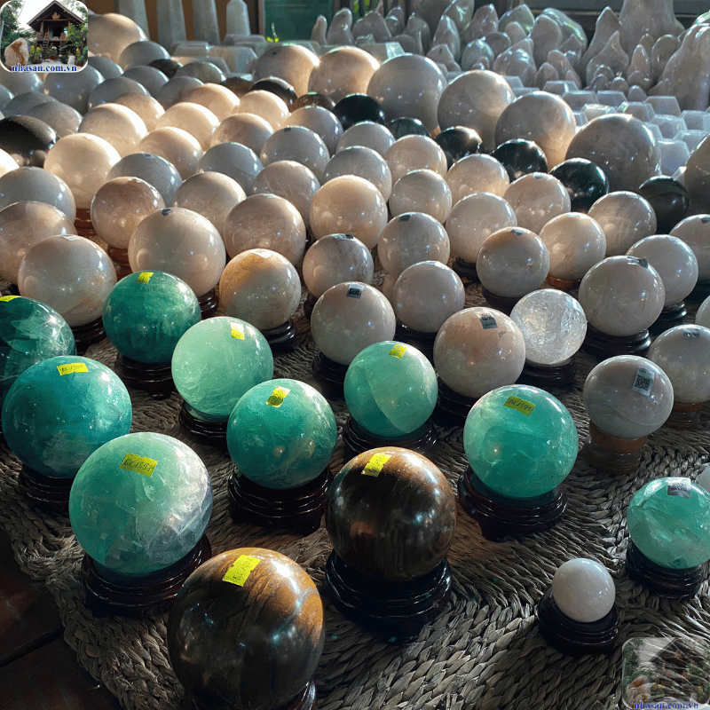 Quả cầu phong thủy thường được chế tác từ các loại đá tự nhiên  Quả cầu phong thủy thường được chế tác từ các loại đá tự nhiên