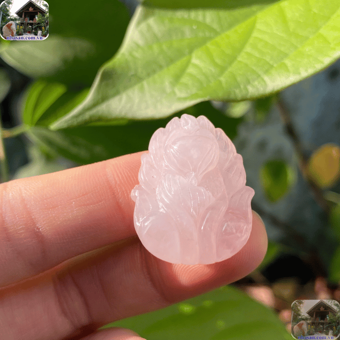 Mặt dây chuyền Hồ Ly nên được đeo ở vị trí gần tim, trên ngực Mặt dây chuyền Hồ Ly nên được đeo ở vị trí gần tim, trên ngực