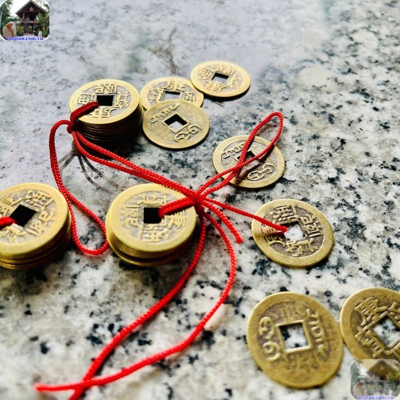 Bạn có thể dùng xu cổ (ngũ đế, lục đế) hoặc các loại xu phong thủy Bạn có thể dùng xu cổ (ngũ đế, lục đế) hoặc các loại xu phong thủy