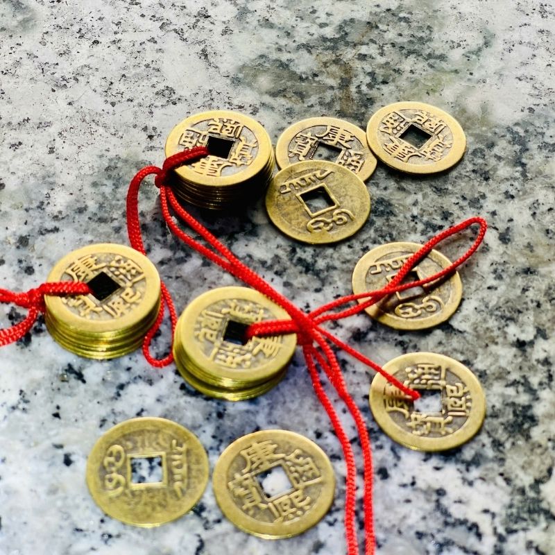 Tục lệ gieo đồng xu có rễ sâu từ văn hóa Á Đông, gắn liền với triết lý Âm Dương ngũ hành Tục lệ gieo đồng xu có rễ sâu từ văn hóa Á Đông, gắn liền với triết lý Âm Dương ngũ hành