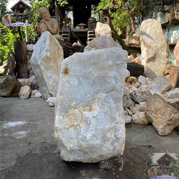 Sử dụng nước và bàn chải để làm sạch lớp đất cát bám trên đá Sử dụng nước và bàn chải để làm sạch lớp đất cát bám trên đá