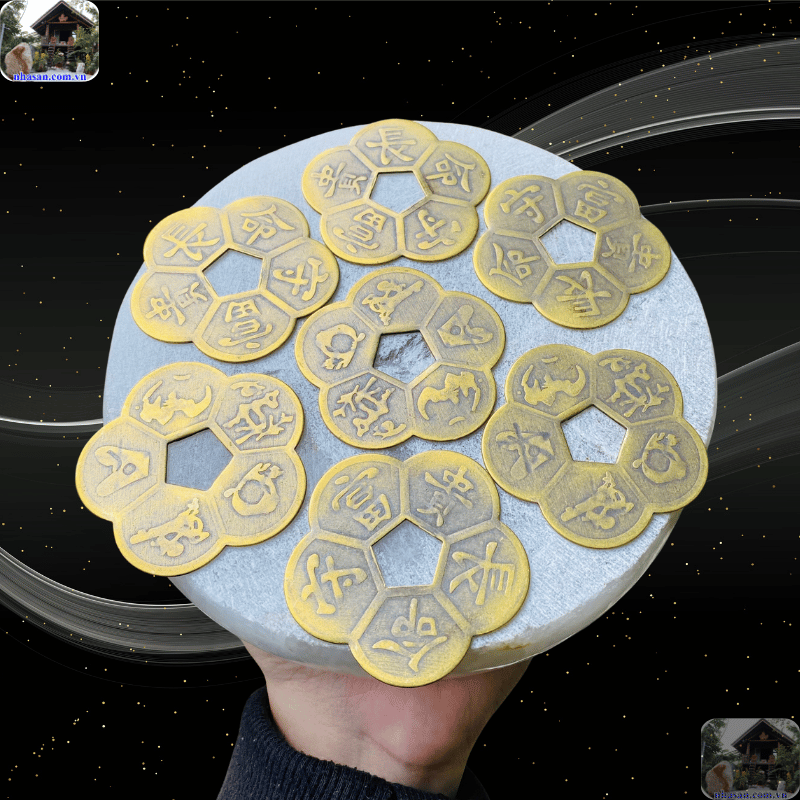 Đồng tiền hoa mai thật thường làm bằng đồng, có màu vàng đồng tự nhiên Đồng tiền hoa mai thật thường làm bằng đồng, có màu vàng đồng tự nhiên