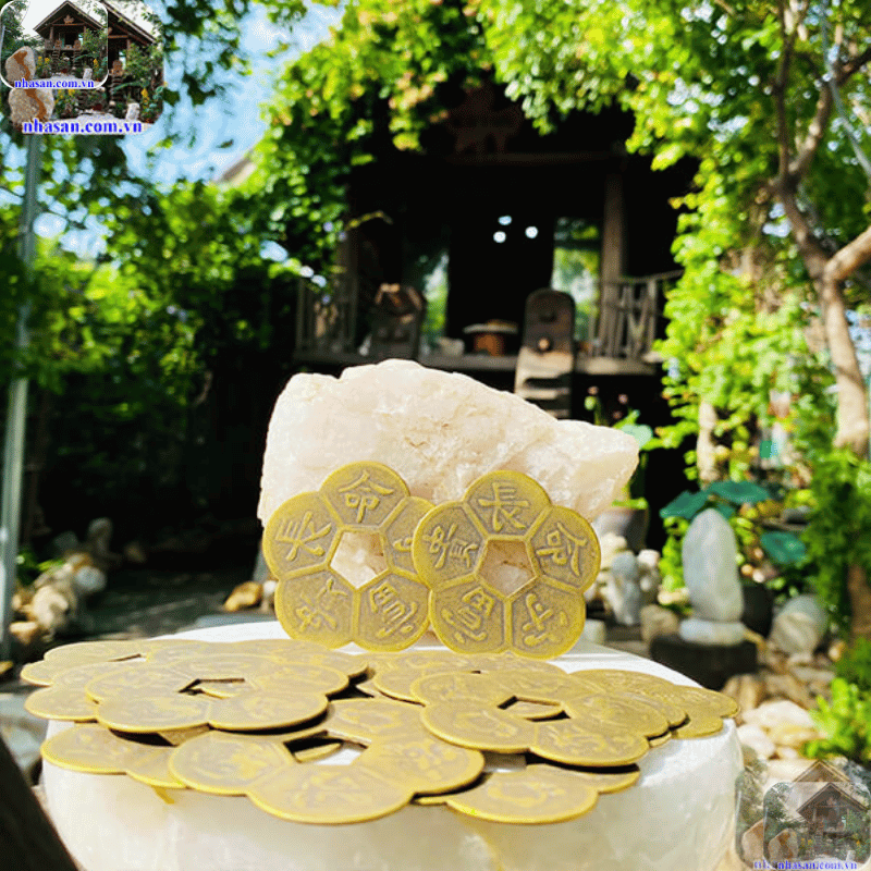 Mỗi cánh hoa mai thường được chạm khắc một chữ Hán mang ý nghĩa tốt lành Mỗi cánh hoa mai thường được chạm khắc một chữ Hán mang ý nghĩa tốt lành