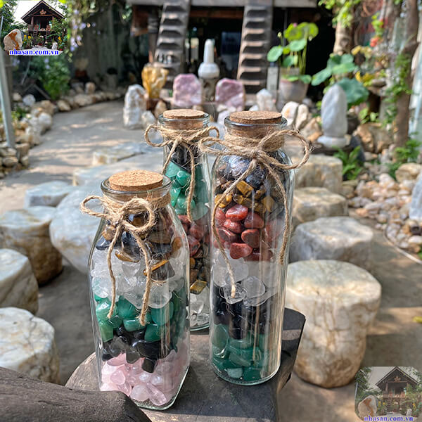 Lọ thủy tinh ngũ sắc đặt trong nhà vệ sinh Lọ thủy tinh ngũ sắc đặt trong nhà vệ sinh