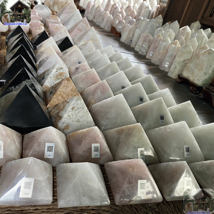 Việc thanh tẩy đá thường xuyên giúp duy trì năng lượng tích cực Việc thanh tẩy đá thường xuyên giúp duy trì năng lượng tích cực