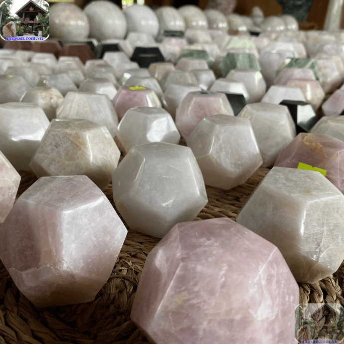 Việc thanh tẩy đá phong thủy cần được thực hiện định kỳ Việc thanh tẩy đá phong thủy cần được thực hiện định kỳ