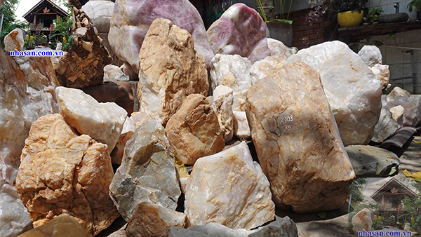 Đá thạch anh phân bố rải rác ở một số tỉnh Đá thạch anh phân bố rải rác ở một số tỉnh