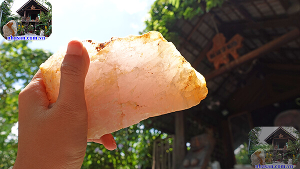 Sử dụng đèn hoặc ánh sáng tự nhiên để phân biệt đá quý Sử dụng đèn hoặc ánh sáng tự nhiên để phân biệt đá quý