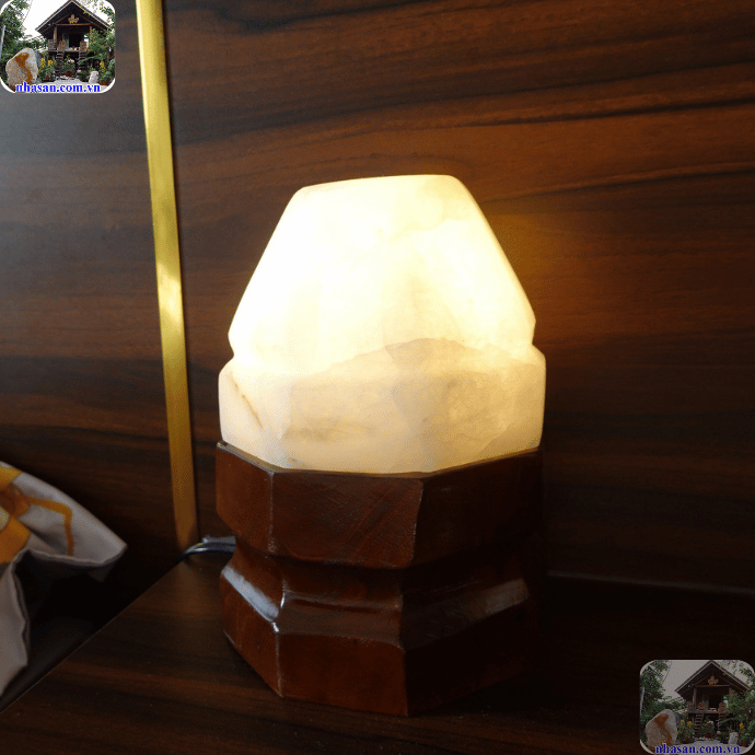 Đèn đá thạch anh chiếu ánh sáng dịu nhẹ, xua đuổi các âm khí ẩn náu Đèn đá thạch anh chiếu ánh sáng dịu nhẹ, xua đuổi các âm khí ẩn náu