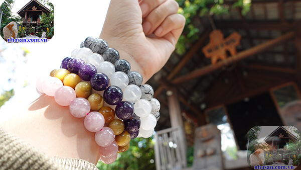 Vòng tay phong thủy có thể ngâm vào nước muối loãng Vòng tay phong thủy có thể ngâm vào nước muối loãng