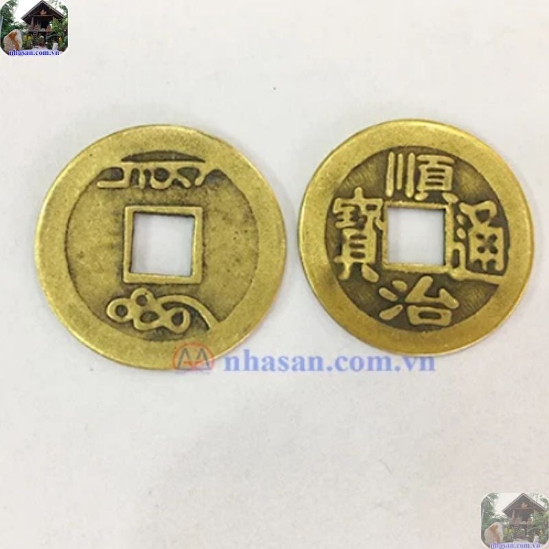 Thông thường, người dân sử dụng hai đồng tiền xu cổ để xin đài âm dương Thông thường, người dân sử dụng hai đồng tiền xu cổ để xin đài âm dương