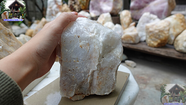 Cảm nhận năng lượng của đá bằng cách đặt sờ kiểm tra độ mát lạnh Cảm nhận năng lượng của đá bằng cách đặt sờ kiểm tra độ mát lạnh