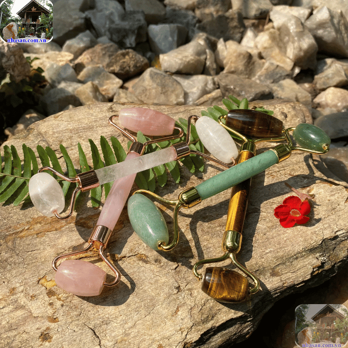 Sự mát lạnh từ đá tự nhiên giúp cơ mặt thư giãn, đẩy lùi căng thẳng Sự mát lạnh từ đá tự nhiên giúp cơ mặt thư giãn, đẩy lùi căng thẳng