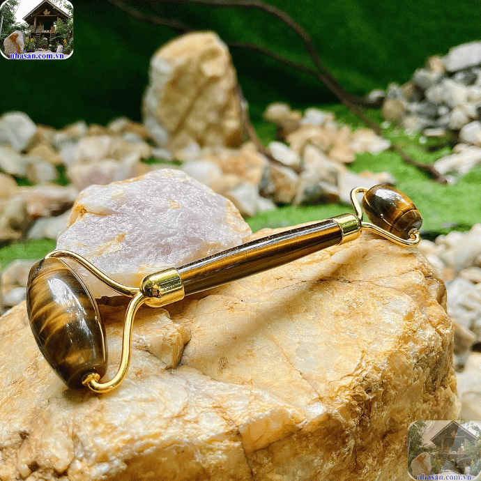 Cây lăn mặt bằng đá mắt hổ giúp làm dịu làn da Cây lăn mặt bằng đá mắt hổ giúp làm dịu làn da