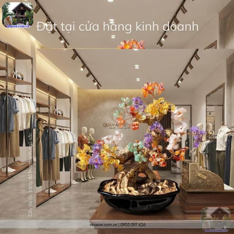 Không gian cửa hàng kinh doanh thu hút vượng khí với cây tài lộc bằng đá thạch anh ngũ sắc. Không gian cửa hàng kinh doanh thu hút vượng khí với cây tài lộc bằng đá thạch anh ngũ sắc.