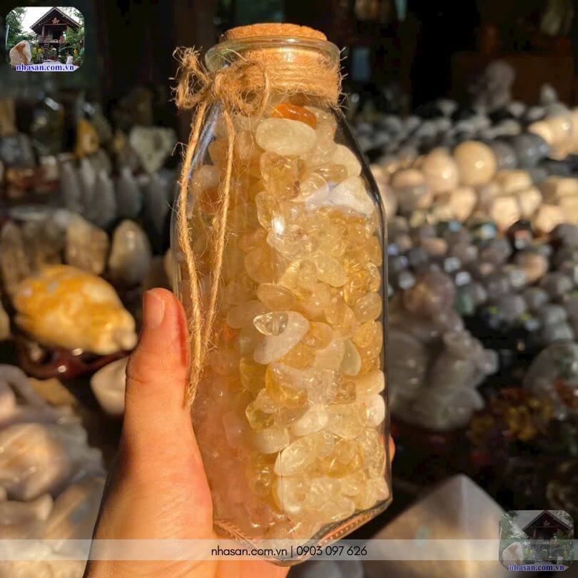 chai đá thạch anh vàng vụn tự nhiên Sắc vàng của đá thạch anh vàng tượng trưng cho sự ấm no, vuông tròn