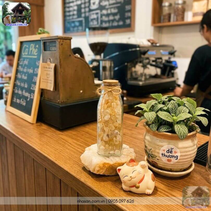Chai đá thạch anh vàng vụn được đặt tại quầy thu ngân Chai đá thạch anh vàng vụn được đặt tại quầy thu ngân