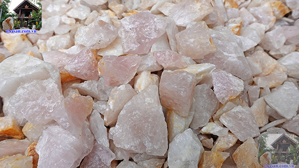 Kích thước đá không đồng nhất và màu đậm nhạt khác nhau Kích thước đá không đồng nhất và màu đậm nhạt khác nhau