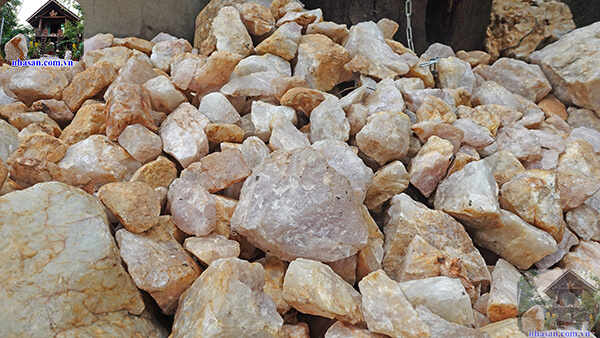 Số lượng lớn đá thạch anh tại Nhà Sàn Số lượng lớn đá thạch anh tại Nhà Sàn