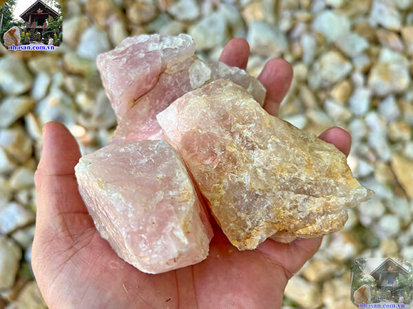 Đá thạch anh vụn hồng 4x6cm rải sàn Đá thạch anh vụn hồng 4x6cm rải sàn