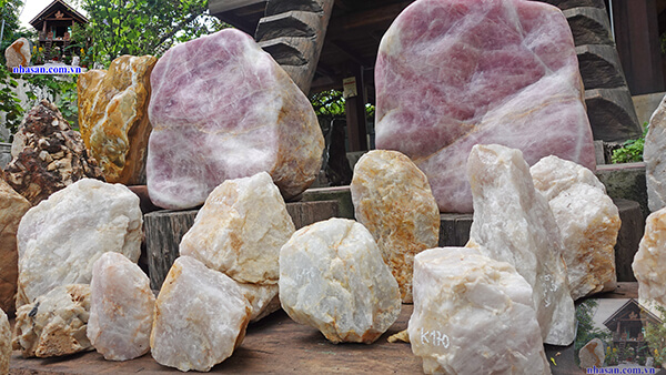 Đá thạch anh hồng được chế tác thành nhiều vật phẩm Đá thạch anh hồng được chế tác thành nhiều vật phẩm