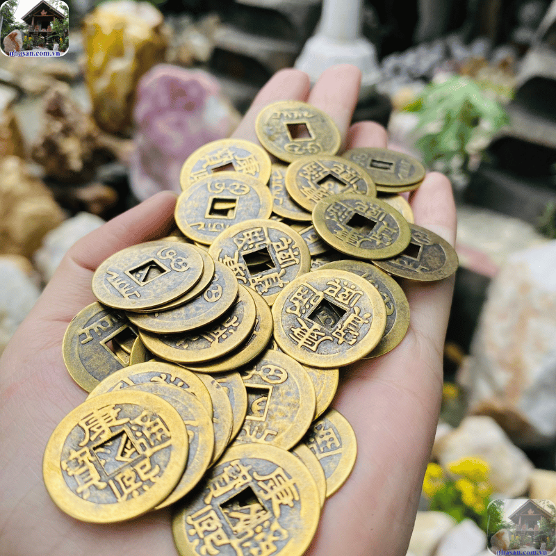 Có thể kết hợp tiền xu với một số vật phẩm phong thủy khác để tăng cường hiệu quả Có thể kết hợp tiền xu với một số vật phẩm phong thủy khác để tăng cường hiệu quả