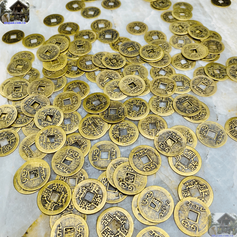 Liệu có nên để tiền xu trên bàn thờ Thần Tài để chiêu tài hay không? Liệu có nên để tiền xu trên bàn thờ Thần Tài để chiêu tài hay không?