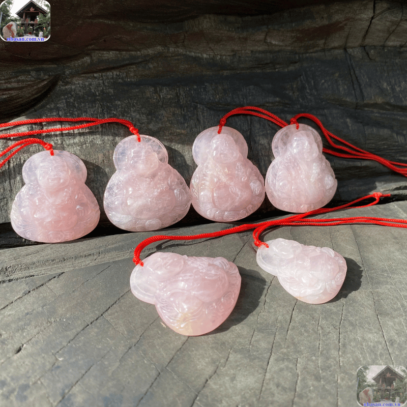 Nhiều người tin rằng đeo dây chuyền mặt Phật Di Lặc giúp thu hút năng lượng tích cực, may mắn Nhiều người tin rằng đeo dây chuyền mặt Phật Di Lặc giúp thu hút năng lượng tích cực, may mắn