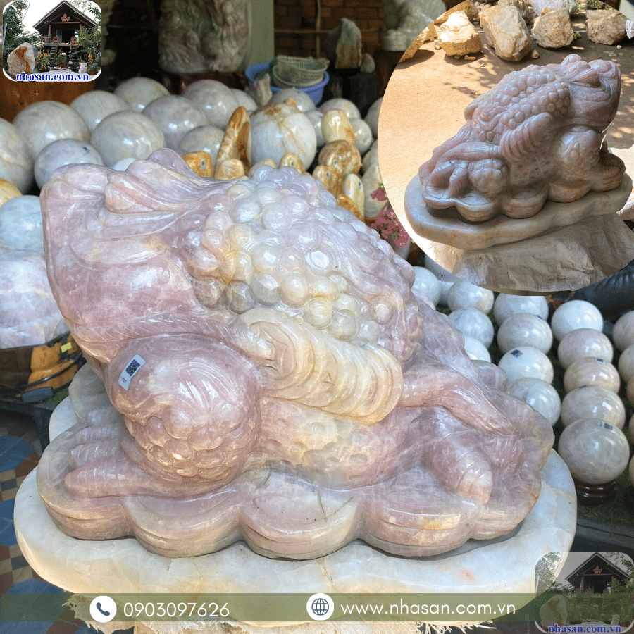 Cóc ngậm tiền được chế tác bằng đá thạch anh hồng Cóc ngậm tiền được chế tác bằng đá thạch anh hồng