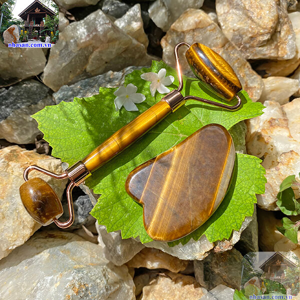 Combo cây lăn và miếng massage nâng cơ mặt đá mắt hổ Combo cây lăn và miếng massage nâng cơ mặt đá mắt hổ