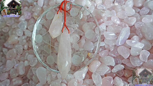 Con lắc cảm xạ đá thạch anh hồng Con lắc cảm xạ đá thạch anh hồng
