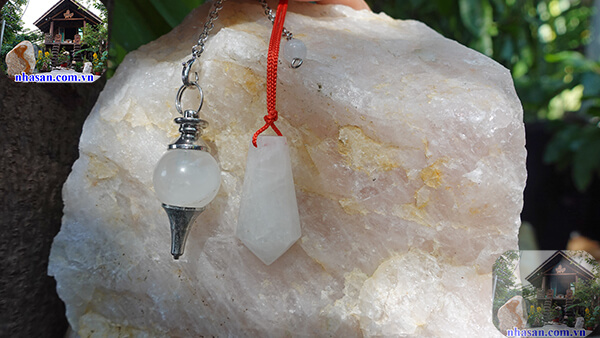 Con lắc đá thạch anh trắng tự nhiên Con lắc đá thạch anh trắng tự nhiên