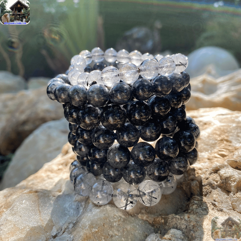 Khi nhìn dưới ánh sáng, các sợi tóc có độ bóng và sự phản chiếu tự nhiên Khi nhìn dưới ánh sáng, các sợi tóc có độ bóng và sự phản chiếu tự nhiên