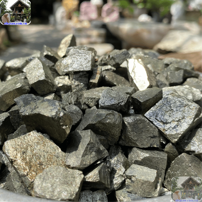 Đá vàng găm được ứng dụng phổ biến trong phong thủy trừ tà Đá vàng găm được ứng dụng phổ biến trong phong thủy trừ tà