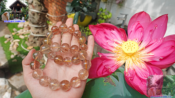 Đeo vòng thạch anh tóc đỏ giúp đón nhận năng lượng tốt đẹp Đeo vòng thạch anh tóc đỏ giúp đón nhận năng lượng tốt đẹp