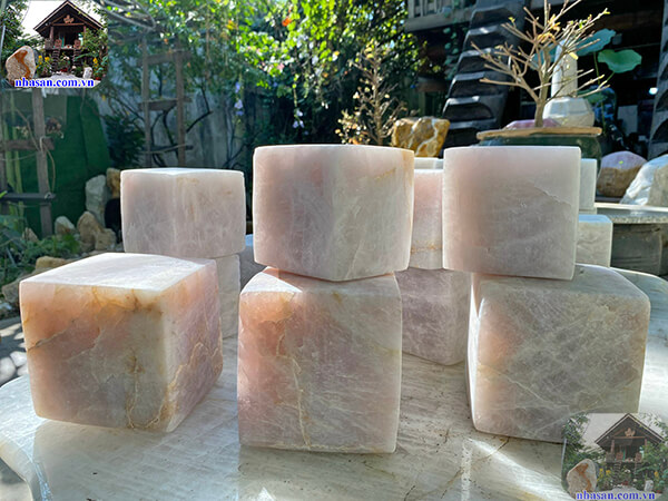 Nhà Sàn Tây Nguyên cung cấp đá phong thủy tự nhiên 100% Nhà Sàn Tây Nguyên cung cấp đá phong thủy tự nhiên 100%