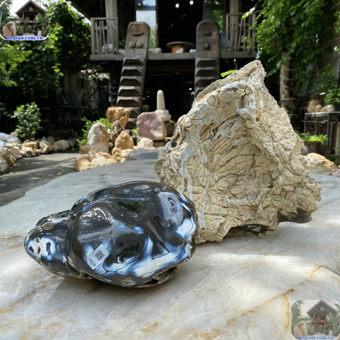 Màu sắc của Agate rất đa dạng, từ trắng, xám, xanh, đỏ, vàng  Màu sắc của Agate rất đa dạng, từ trắng, xám, xanh, đỏ, vàng