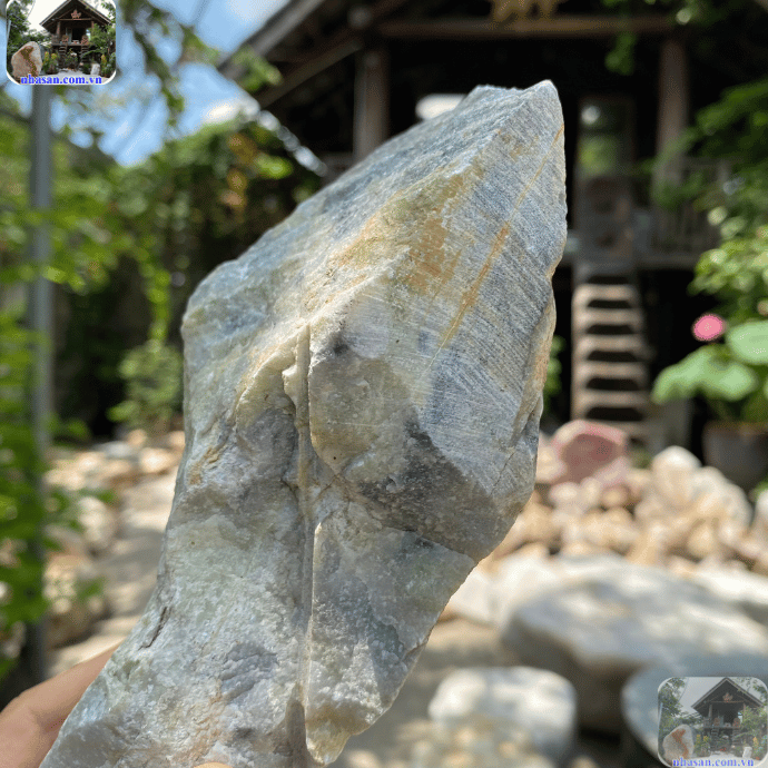 Cẩm thạch tự nhiên thường có các đường vân, đốm màu hoặc tạp chất nhỏ li ti bên trong Cẩm thạch tự nhiên thường có các đường vân, đốm màu hoặc tạp chất nhỏ li ti bên trong