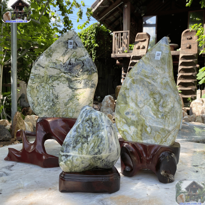 Cẩm thạch thật khi sờ vào sẽ có cảm giác mát lạnh, trơn nhẵn  Cẩm thạch thật khi sờ vào sẽ có cảm giác mát lạnh, trơn nhẵn