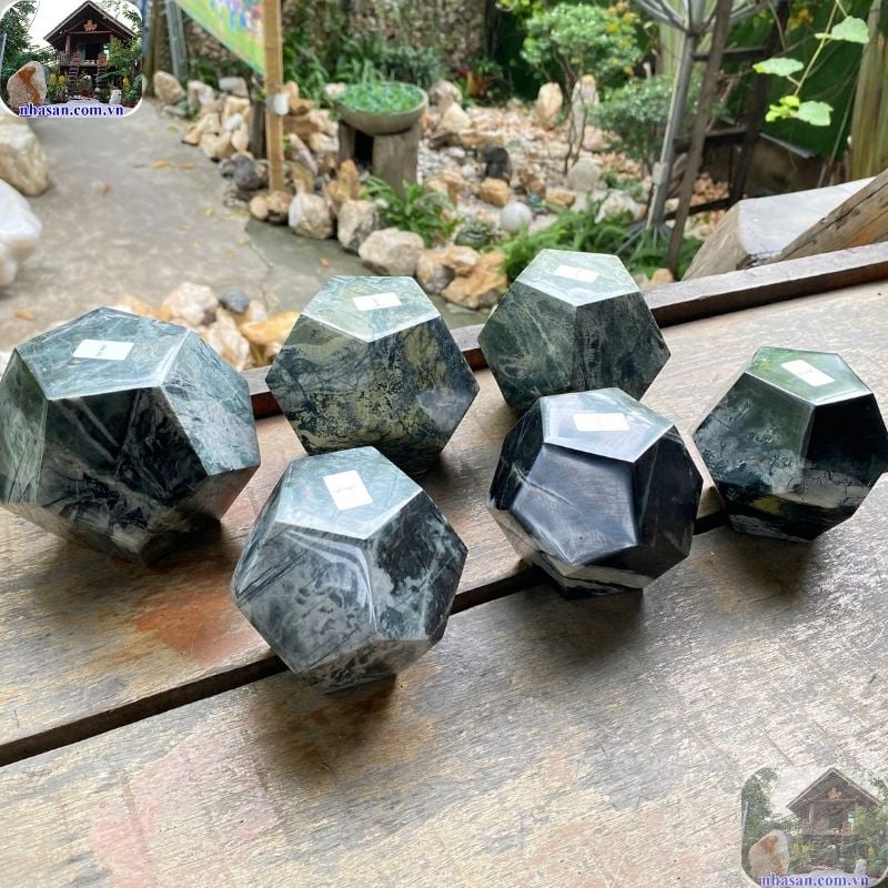 Đặt đá canxedon xanh lục trên bàn làm việc để tăng cường sự tập trung, sáng tạo Đặt đá canxedon xanh lục trên bàn làm việc để tăng cường sự tập trung, sáng tạo