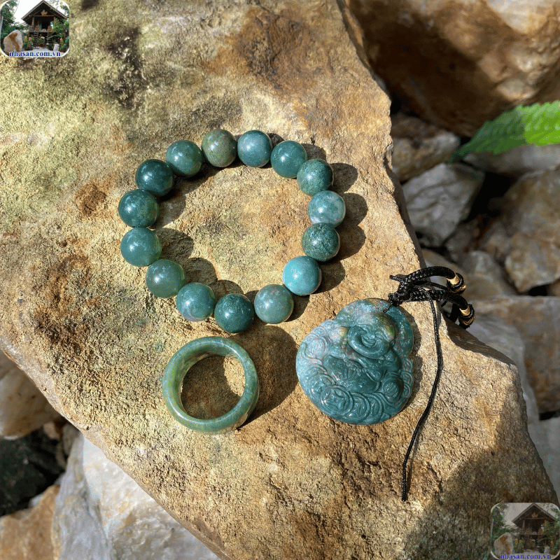 Chalcedony màu xanh lam, đặc biệt tốt cho luân xa cổ họng, giúp người đeo cải thiện khả năng giao tiếp  Chalcedony màu xanh lam, đặc biệt tốt cho luân xa cổ họng, giúp người đeo cải thiện khả năng giao tiếp