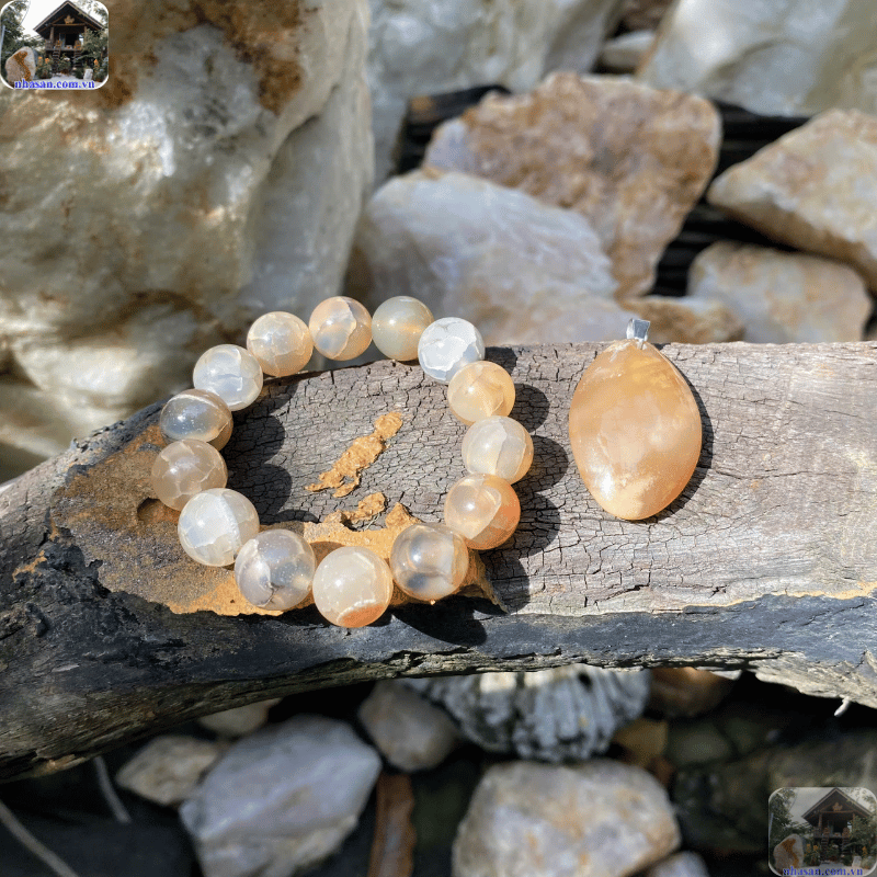 Mã Não thường có các lớp vân, dải màu sắc tập trung, tạo thành hình tròn đồng tâm hoặc song song Mã Não thường có các lớp vân, dải màu sắc tập trung, tạo thành hình tròn đồng tâm hoặc song song