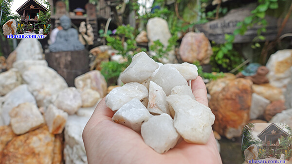 Đá vụn chôn móng tự nhiên tại Nhà Sàn Tây Nguyên Đá vụn chôn móng tự nhiên tại Nhà Sàn Tây Nguyên