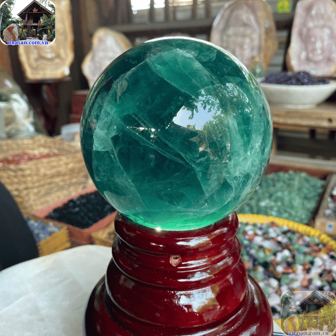 Fluorite xanh còn được sử dụng như một vật phẩm trang trí trong nhà Fluorite xanh còn được sử dụng như một vật phẩm trang trí trong nhà