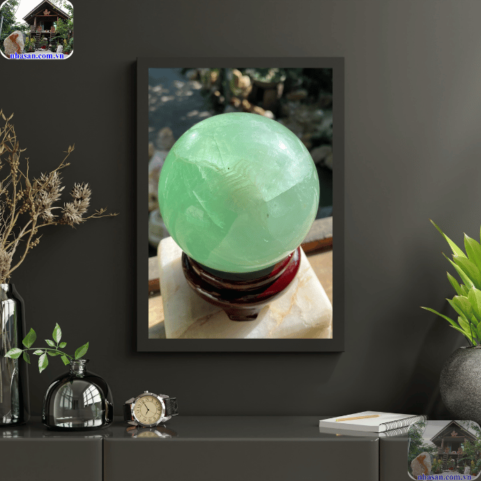 Đá đá Fluorit xanh trên bàn làm việc giúp tập trung tinh thần, hỗ trợ năng suất Đá đá Fluorit xanh trên bàn làm việc giúp tập trung tinh thần, hỗ trợ năng suất