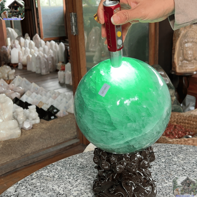 Năng lượng của Fluorite giúp cân bằng hai bán cầu não, kích thích tư duy phân tích Năng lượng của Fluorite giúp cân bằng hai bán cầu não, kích thích tư duy phân tích